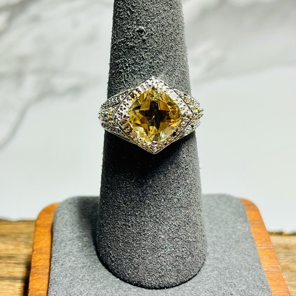 Radiant Elegance: 2.59 Carat Citrine and Diamond White Gold Ring - Picture 11 of 14